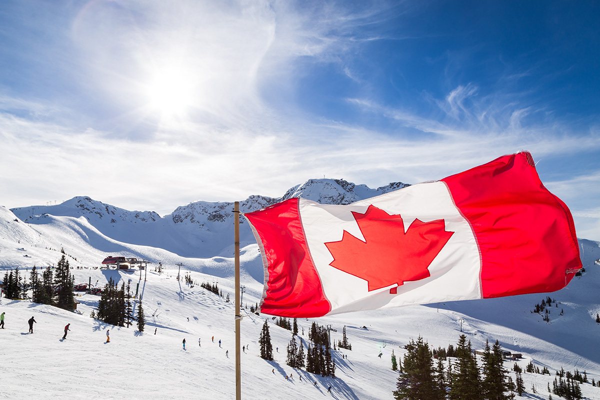 스키어들의-꿈의-스키장인-휘슬러의-설산과-캐나다-국기
