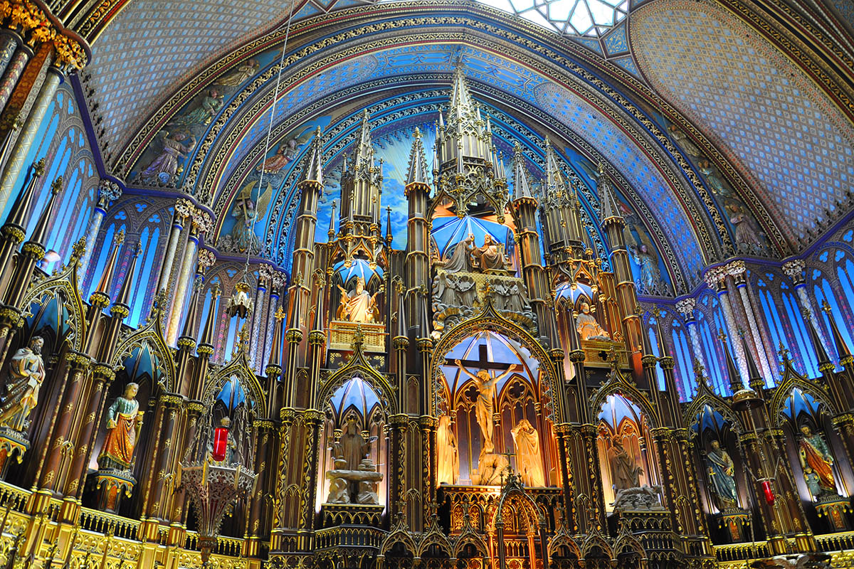 캐나다-몬트리올-노트르담-성당-내부의-정교하고-섬세한-조각과-화려한-푸른-빛의-스테인드글라스